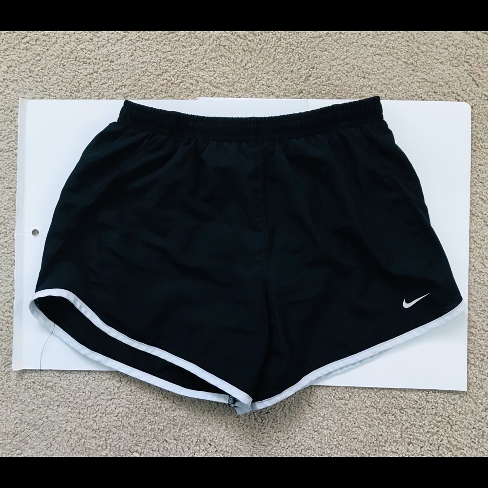 GIRLS NIKE SHORTS